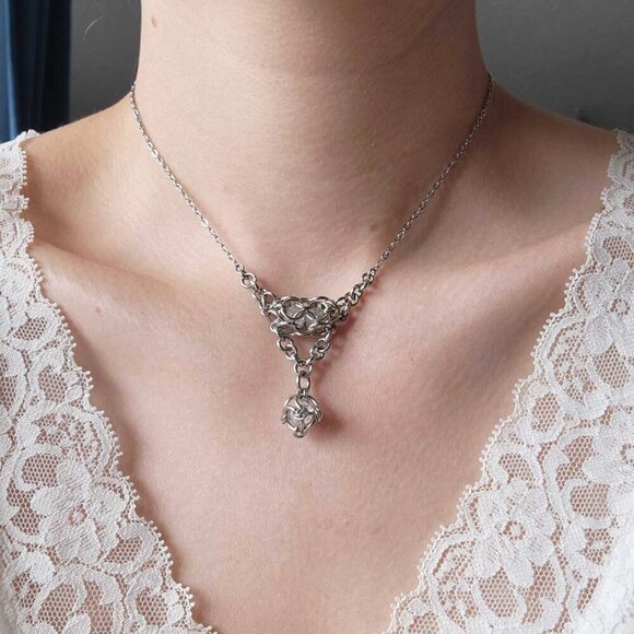 Gothic V shaped fairy necklace with a small silver chain - Picture 2 of 9